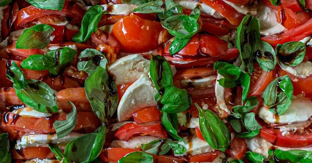 Strawberry Basil Caprese Salad: A Seasonal Fusion Delight!