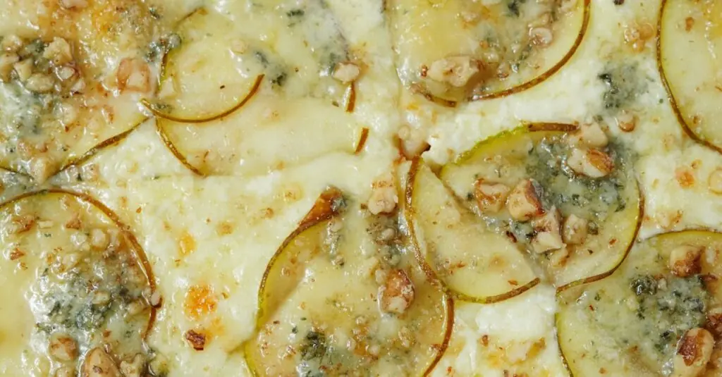 Savory and Sweet: Pear and Gorgonzola Flatbread Recipe