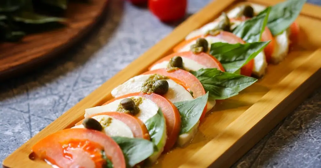 Summer Peach Caprese Salad: A Refreshing Twist on a Classic Dish!