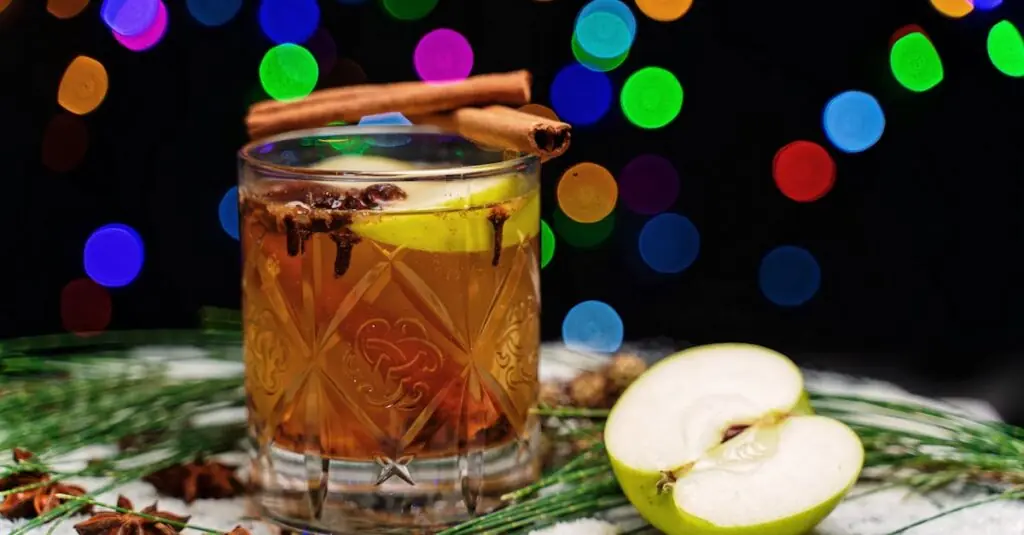 Spice Up Your Holiday Party with Festive Cranberry Cider Punch!